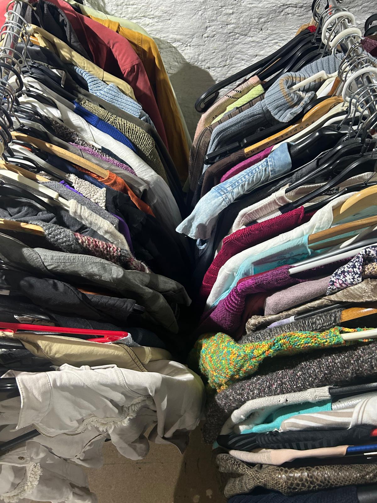 Ständer mit Kleidung