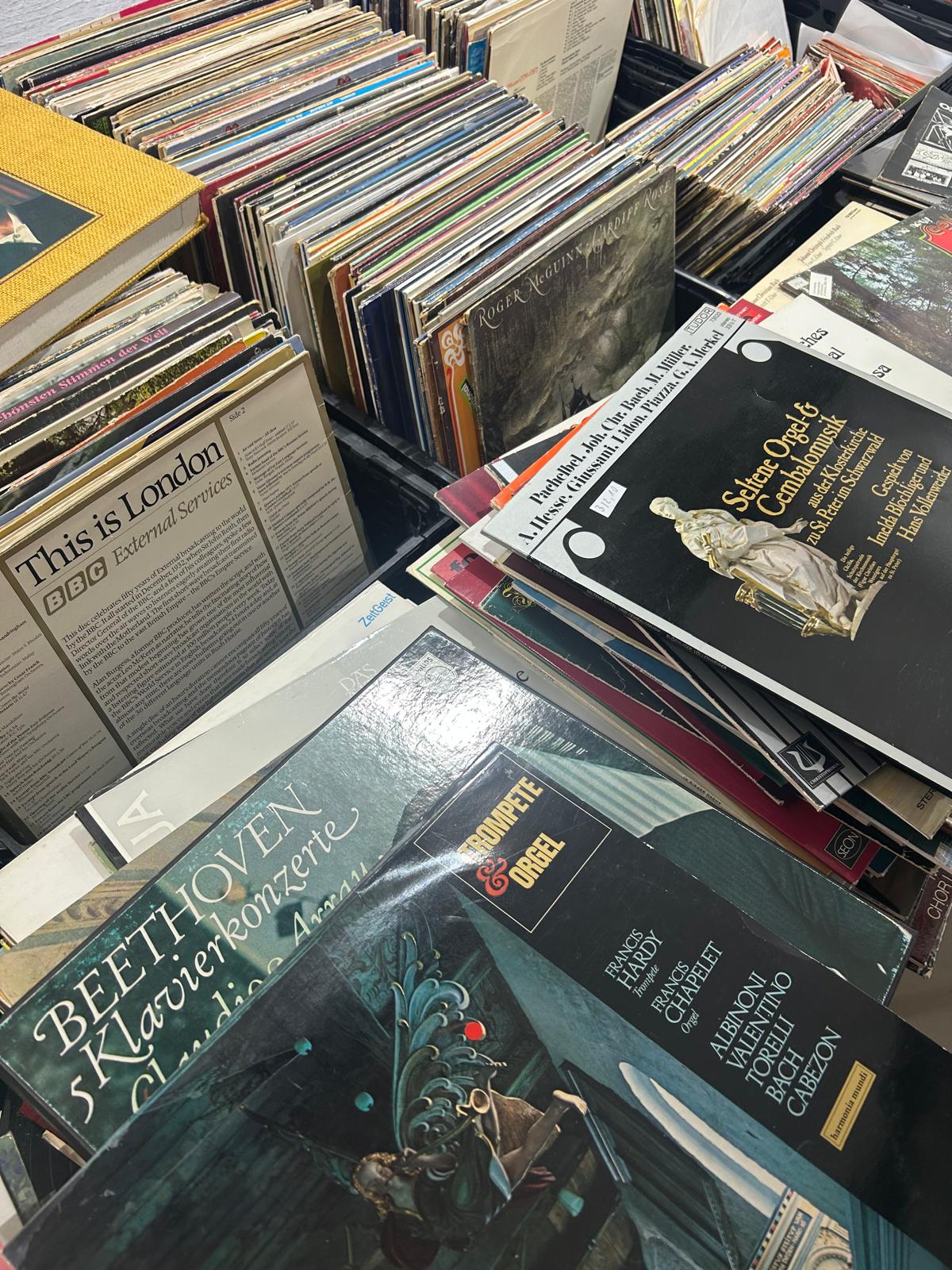 Vinyl und Medien in der 1€-Halle
