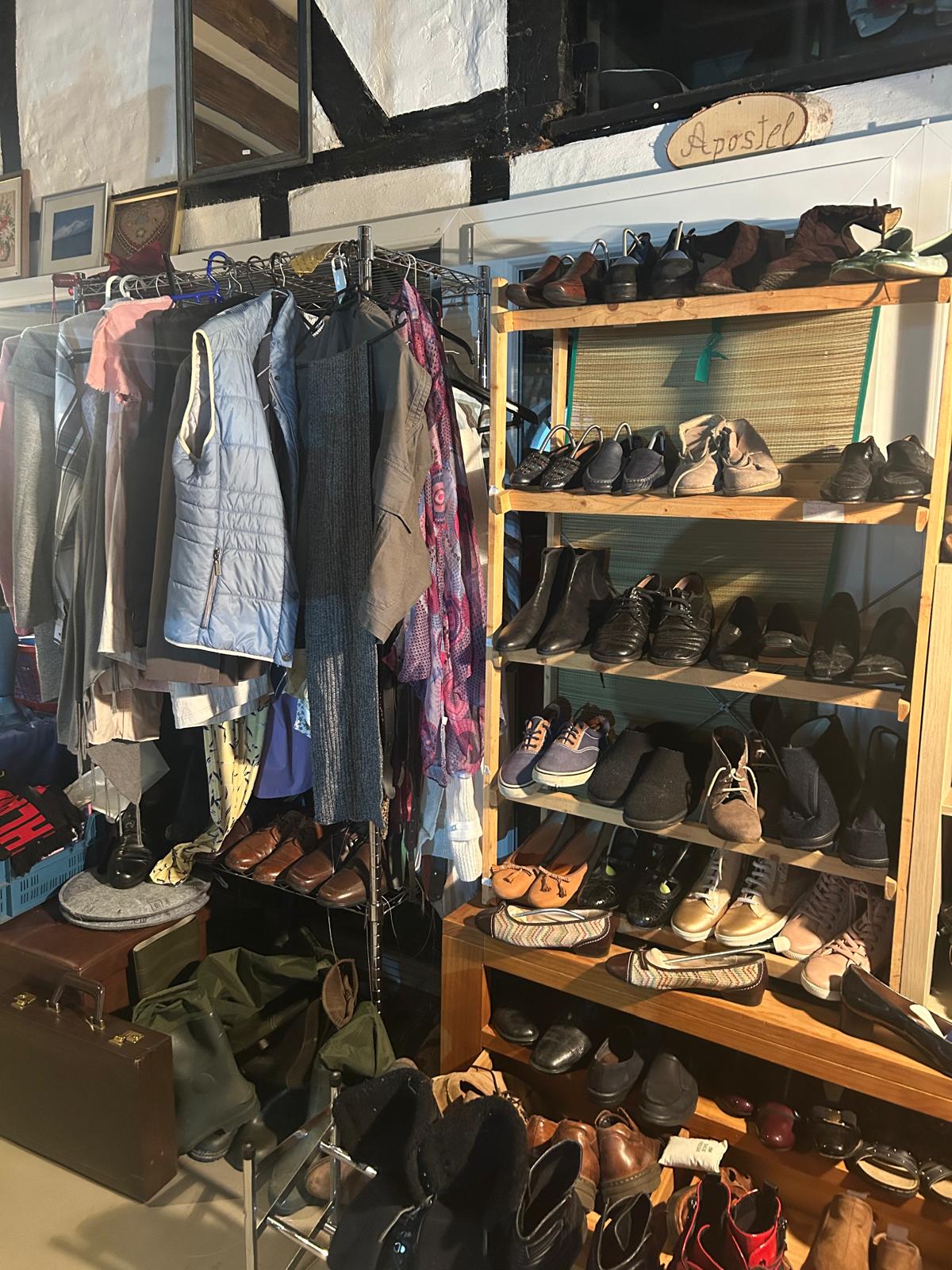 Kleidung und Schuhe in der 1€-Halle